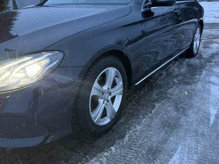 Черный Мерседес Е-Класс, объемом двигателя 1.9 л и пробегом 235 тыс. км за 25700 $, фото 1 на Automoto.ua