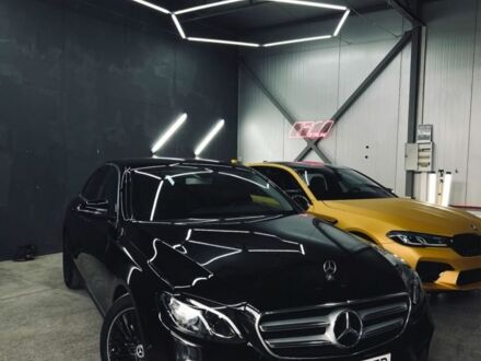 Чорний Мерседес Е-Клас, об'ємом двигуна 2 л та пробігом 360 тис. км за 30000 $, фото 1 на Automoto.ua