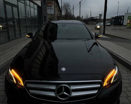 Черный Мерседес Е-Класс, объемом двигателя 1.95 л и пробегом 265 тыс. км за 29000 $, фото 1 на Automoto.ua