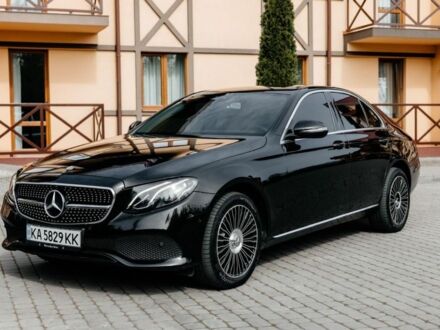 Черный Мерседес Е-Класс, объемом двигателя 2 л и пробегом 340 тыс. км за 22500 $, фото 1 на Automoto.ua