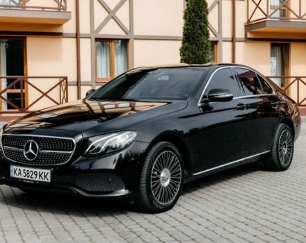 Черный Мерседес Е-Класс, объемом двигателя 2 л и пробегом 340 тыс. км за 22500 $, фото 1 на Automoto.ua