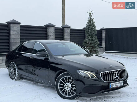 Черный Мерседес Е-Класс, объемом двигателя 2 л и пробегом 197 тыс. км за 29999 $, фото 1 на Automoto.ua