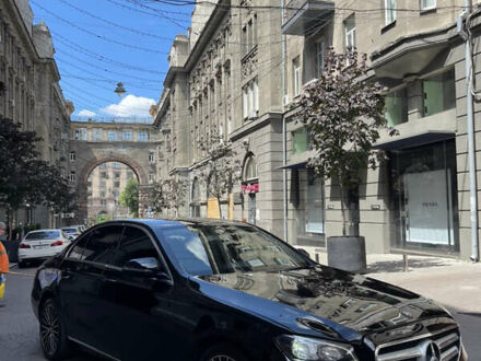 Мерседес Е-Клас 2018 у Києві на Automoto.ua Чорний Мерседес Е-Клас, об'ємом двигуна 1.9 л та пробігом 374 тис. км за 19100 $, фото 1 на Automoto.ua
