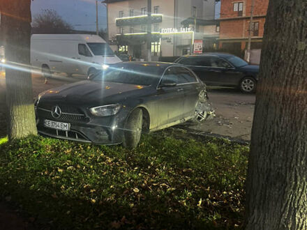 Чорний Мерседес Е-Клас, об'ємом двигуна 1.99 л та пробігом 32 тис. км за 39704 $, фото 1 на Automoto.ua