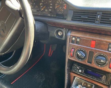 Фиолетовый Мерседес Е-Класс, объемом двигателя 2.3 л и пробегом 400 тыс. км за 2500 $, фото 6 на Automoto.ua