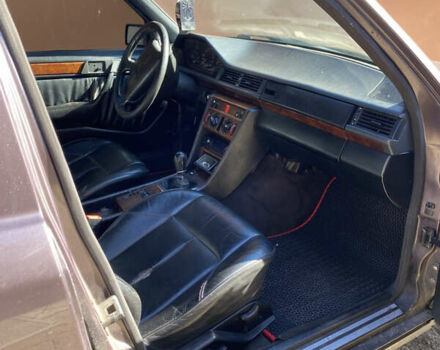 Фиолетовый Мерседес Е-Класс, объемом двигателя 2.3 л и пробегом 400 тыс. км за 2500 $, фото 4 на Automoto.ua