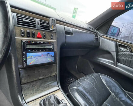 Фиолетовый Мерседес Е-Класс, объемом двигателя 2.8 л и пробегом 400 тыс. км за 2750 $, фото 15 на Automoto.ua