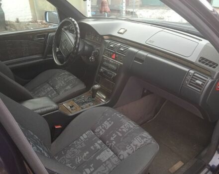 Фиолетовый Мерседес Е-Класс, объемом двигателя 2.9 л и пробегом 500 тыс. км за 5790 $, фото 3 на Automoto.ua