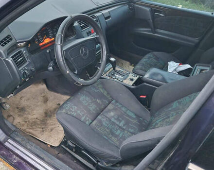 Фиолетовый Мерседес Е-Класс, объемом двигателя 3.2 л и пробегом 345 тыс. км за 1200 $, фото 3 на Automoto.ua