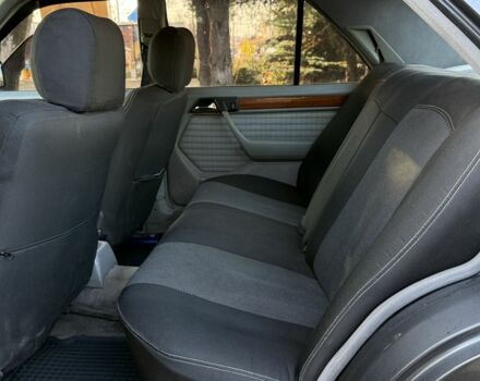 Коричневый Мерседес Е-Класс, объемом двигателя 2.6 л и пробегом 260 тыс. км за 2000 $, фото 12 на Automoto.ua