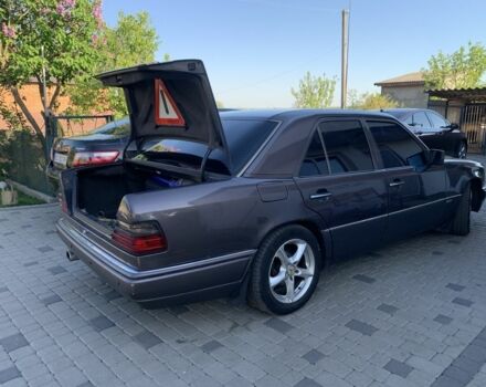 Коричневий Мерседес Е-Клас, об'ємом двигуна 2 л та пробігом 389 тис. км за 2700 $, фото 1 на Automoto.ua