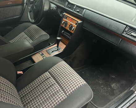 Коричневый Мерседес Е-Класс, объемом двигателя 3 л и пробегом 412 тыс. км за 2300 $, фото 8 на Automoto.ua