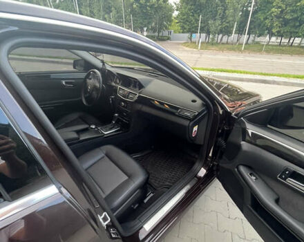 Коричневый Мерседес Е-Класс, объемом двигателя 2.2 л и пробегом 240 тыс. км за 12200 $, фото 12 на Automoto.ua