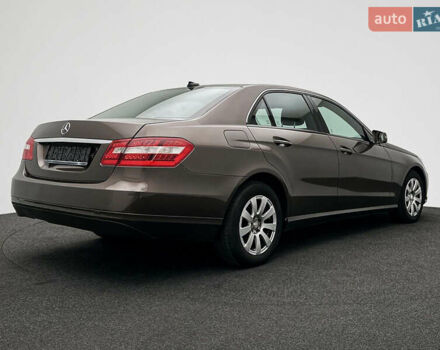 Коричневый Мерседес Е-Класс, объемом двигателя 2.2 л и пробегом 300 тыс. км за 11250 $, фото 3 на Automoto.ua