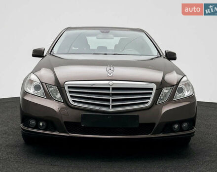 Коричневый Мерседес Е-Класс, объемом двигателя 2.2 л и пробегом 300 тыс. км за 11250 $, фото 1 на Automoto.ua