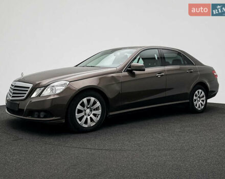 Коричневый Мерседес Е-Класс, объемом двигателя 2.2 л и пробегом 300 тыс. км за 11250 $, фото 6 на Automoto.ua