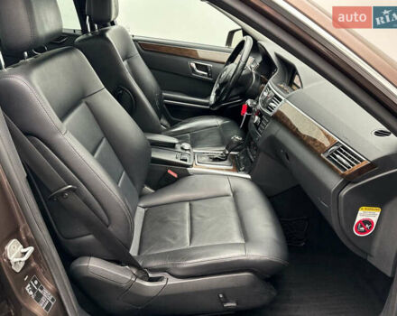 Коричневый Мерседес Е-Класс, объемом двигателя 2.2 л и пробегом 300 тыс. км за 11250 $, фото 12 на Automoto.ua