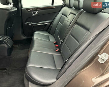 Коричневый Мерседес Е-Класс, объемом двигателя 2.2 л и пробегом 300 тыс. км за 11250 $, фото 19 на Automoto.ua