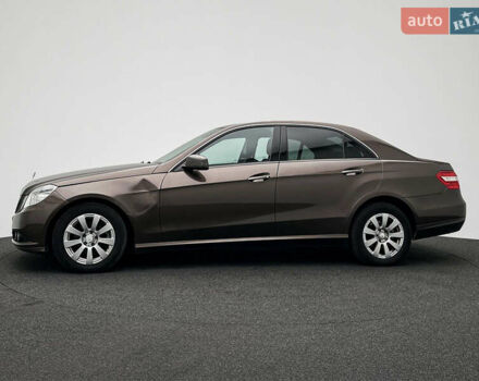 Коричневый Мерседес Е-Класс, объемом двигателя 2.2 л и пробегом 300 тыс. км за 11250 $, фото 4 на Automoto.ua