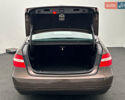 Коричневый Мерседес Е-Класс, объемом двигателя 2.2 л и пробегом 300 тыс. км за 11250 $, фото 8 на Automoto.ua