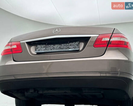 Коричневый Мерседес Е-Класс, объемом двигателя 2.2 л и пробегом 300 тыс. км за 11250 $, фото 7 на Automoto.ua