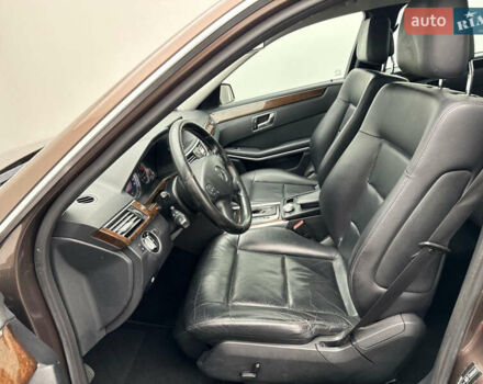 Коричневый Мерседес Е-Класс, объемом двигателя 2.2 л и пробегом 300 тыс. км за 11250 $, фото 11 на Automoto.ua