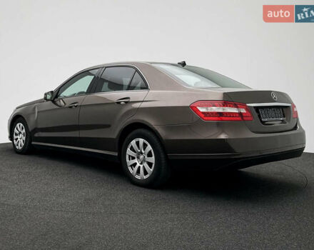 Коричневый Мерседес Е-Класс, объемом двигателя 2.2 л и пробегом 300 тыс. км за 11250 $, фото 2 на Automoto.ua