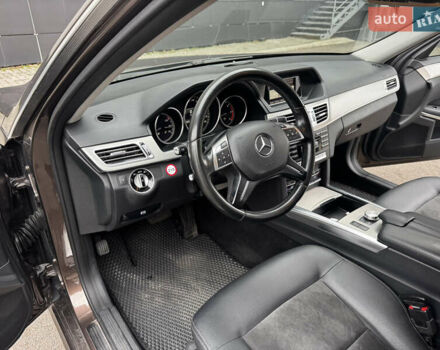 Коричневий Мерседес Е-Клас, об'ємом двигуна 2.2 л та пробігом 175 тис. км за 16999 $, фото 8 на Automoto.ua