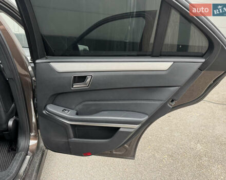 Коричневый Мерседес Е-Класс, объемом двигателя 2.2 л и пробегом 176 тыс. км за 16900 $, фото 12 на Automoto.ua