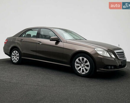 Коричневый Мерседес Е-Класс, объемом двигателя 2.2 л и пробегом 300 тыс. км за 11250 $, фото 1 на Automoto.ua