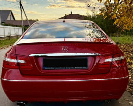 Красный Мерседес Е-Класс, объемом двигателя 1.8 л и пробегом 150 тыс. км за 16300 $, фото 2 на Automoto.ua