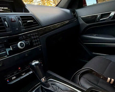 Красный Мерседес Е-Класс, объемом двигателя 1.8 л и пробегом 150 тыс. км за 16300 $, фото 8 на Automoto.ua