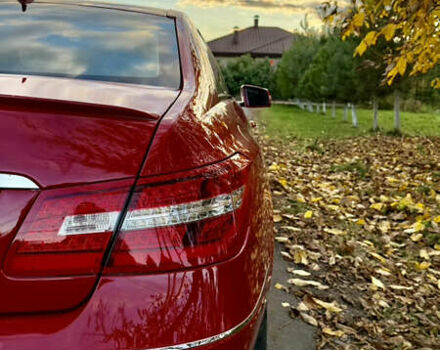 Красный Мерседес Е-Класс, объемом двигателя 1.8 л и пробегом 150 тыс. км за 16300 $, фото 4 на Automoto.ua