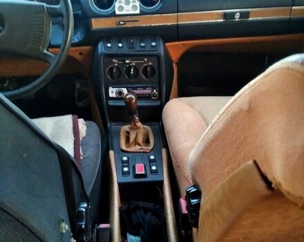 Красный Мерседес Е-Класс, объемом двигателя 2.3 л и пробегом 200 тыс. км за 1500 $, фото 3 на Automoto.ua