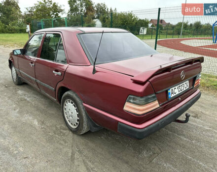 Червоний Мерседес Е-Клас, об'ємом двигуна 2 л та пробігом 400 тис. км за 699 $, фото 3 на Automoto.ua