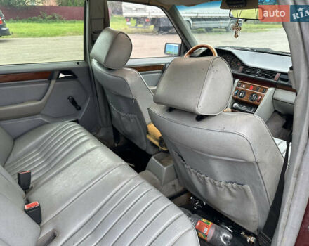 Красный Мерседес Е-Класс, объемом двигателя 2 л и пробегом 400 тыс. км за 750 $, фото 9 на Automoto.ua