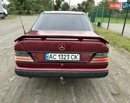 Червоний Мерседес Е-Клас, об'ємом двигуна 2 л та пробігом 400 тис. км за 699 $, фото 5 на Automoto.ua