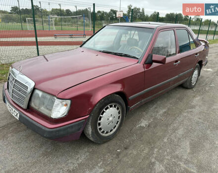 Червоний Мерседес Е-Клас, об'ємом двигуна 2 л та пробігом 400 тис. км за 699 $, фото 1 на Automoto.ua