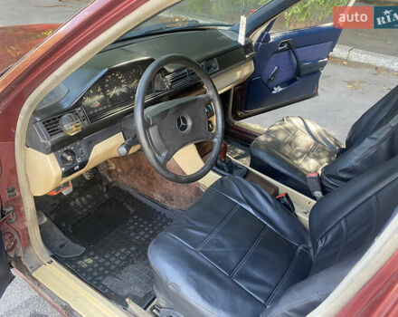 Красный Мерседес Е-Класс, объемом двигателя 2 л и пробегом 721 тыс. км за 2000 $, фото 7 на Automoto.ua