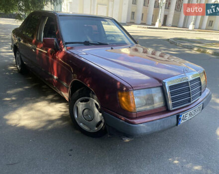 Красный Мерседес Е-Класс, объемом двигателя 2 л и пробегом 721 тыс. км за 2000 $, фото 4 на Automoto.ua