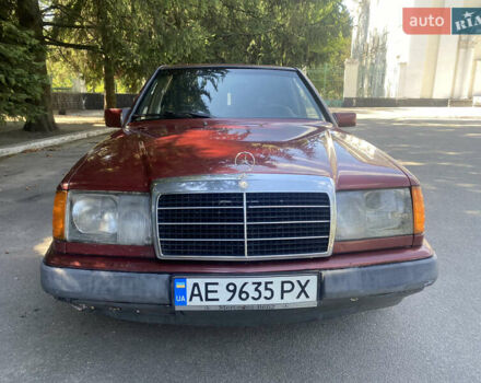 Красный Мерседес Е-Класс, объемом двигателя 2 л и пробегом 721 тыс. км за 2000 $, фото 2 на Automoto.ua
