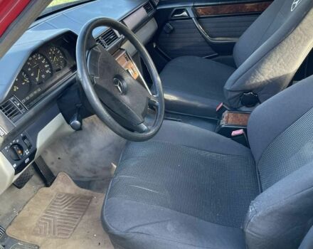 Красный Мерседес Е-Класс, объемом двигателя 3 л и пробегом 354 тыс. км за 1100 $, фото 6 на Automoto.ua