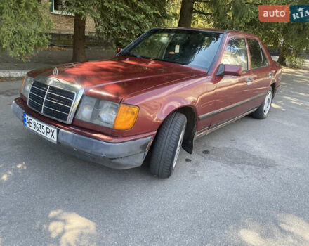 Красный Мерседес Е-Класс, объемом двигателя 2 л и пробегом 721 тыс. км за 2000 $, фото 3 на Automoto.ua