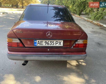 Красный Мерседес Е-Класс, объемом двигателя 2 л и пробегом 721 тыс. км за 2000 $, фото 6 на Automoto.ua