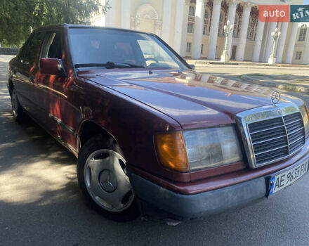 Красный Мерседес Е-Класс, объемом двигателя 2 л и пробегом 721 тыс. км за 2000 $, фото 1 на Automoto.ua