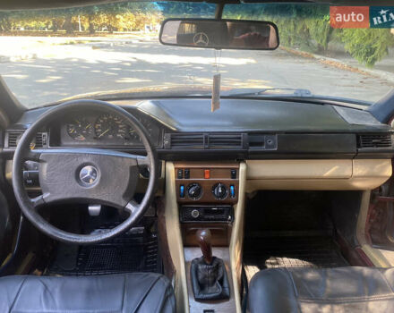 Красный Мерседес Е-Класс, объемом двигателя 2 л и пробегом 721 тыс. км за 2000 $, фото 8 на Automoto.ua