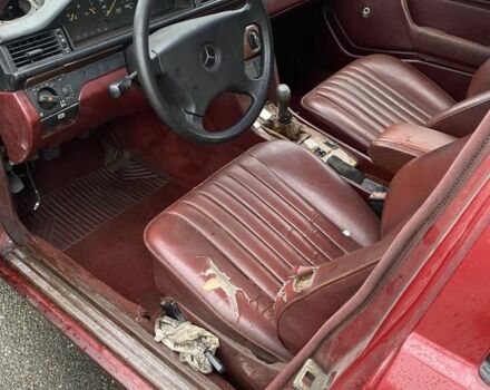 Червоний Мерседес Е-Клас, об'ємом двигуна 3 л та пробігом 300 тис. км за 1111 $, фото 3 на Automoto.ua