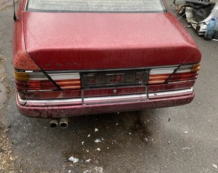 Червоний Мерседес Е-Клас, об'ємом двигуна 3 л та пробігом 300 тис. км за 1111 $, фото 6 на Automoto.ua