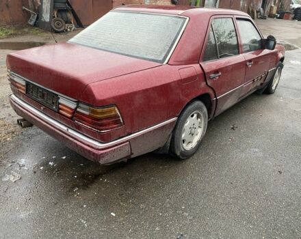 Червоний Мерседес Е-Клас, об'ємом двигуна 3 л та пробігом 300 тис. км за 1111 $, фото 5 на Automoto.ua