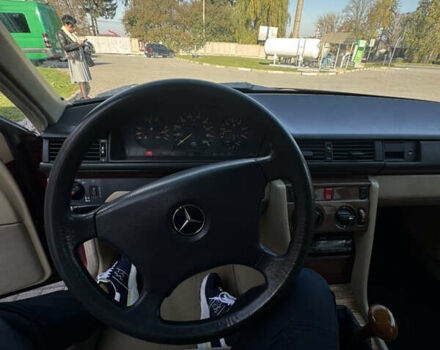Мерседес Е-Класс 1990 в Тернополе на Automoto.ua Красный Мерседес Е-Класс, объемом двигателя 2.5 л и пробегом 420 тыс. км за 4100 $, фото 9 на Automoto.ua
